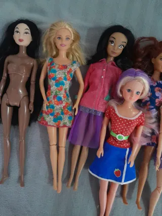 Lote de muñecas Barbie y similares