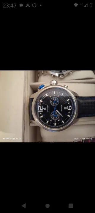 Reloj de pulsera plateado y negro spinnaker