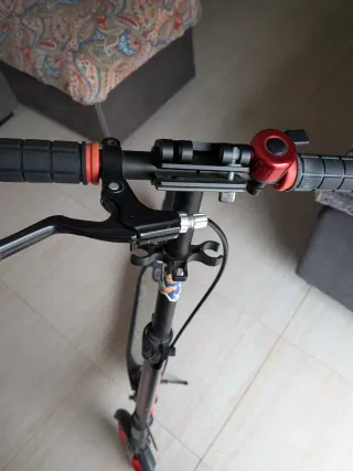 Patinete plegable con ruedas rojas