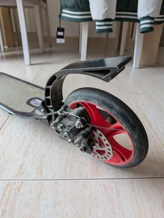 Patinete plegable con ruedas rojas