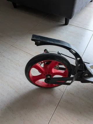 Patinete plegable con ruedas rojas