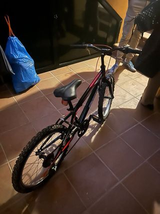 Bicicleta infantil negra y roja