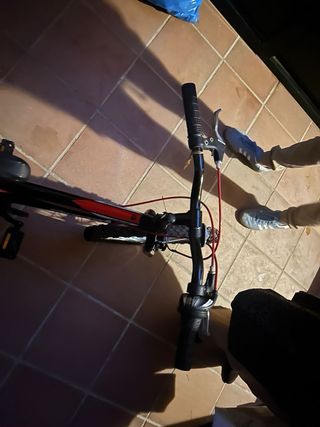 Bicicleta infantil negra y roja