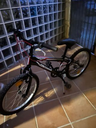 Bicicleta infantil negra y roja