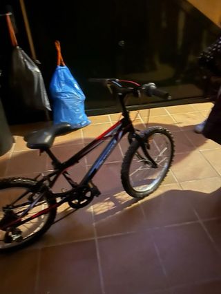 Bicicleta infantil negra y roja
