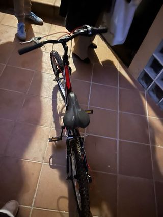 Bicicleta infantil negra y roja