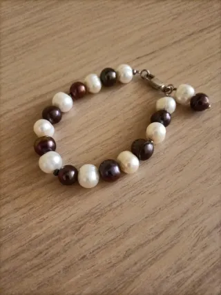 Pulsera de perlas blancas y marrones