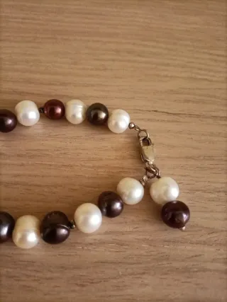 Pulsera de perlas blancas y marrones