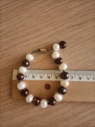 Pulsera de perlas blancas y marrones