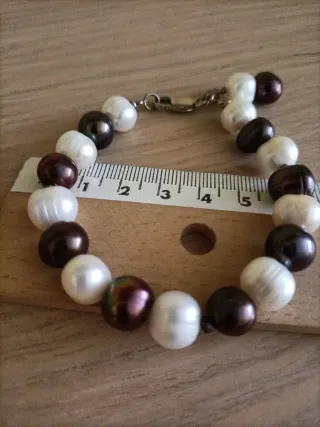 Pulsera de perlas blancas y marrones