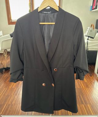 Blazer Boohoo nero con bottoni oro