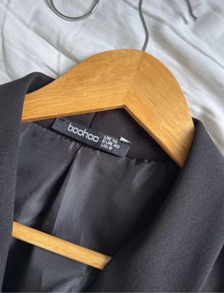 Blazer Boohoo nero con bottoni oro