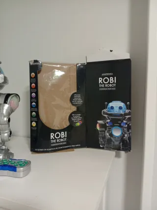 Robot Robi the Robot con mando
