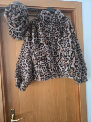Abrigo y gorro estampado leopardo
