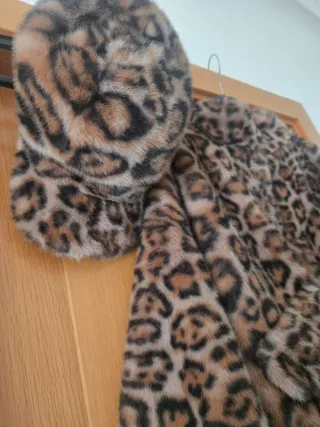 Abrigo y gorro estampado leopardo