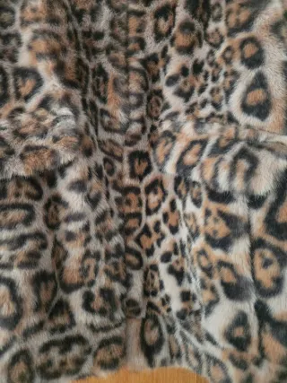 Abrigo y gorro estampado leopardo