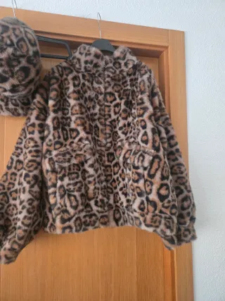 Abrigo y gorro estampado leopardo
