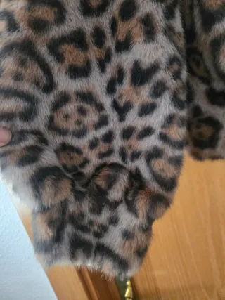 Abrigo y gorro estampado leopardo
