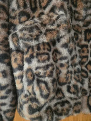 Abrigo y gorro estampado leopardo