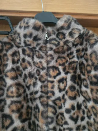 Abrigo y gorro estampado leopardo