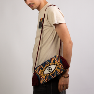 Mochila Wayuu, hecha a mano con diseño de ojos. Pi