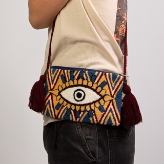 Mochila Wayuu, hecha a mano con diseño de ojos. Pi