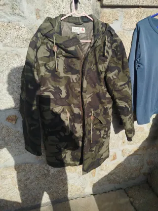 Blusão camuflado com capuz