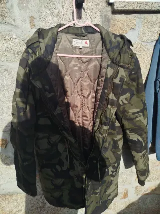 Blusão camuflado com capuz