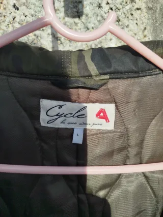 Blusão camuflado com capuz