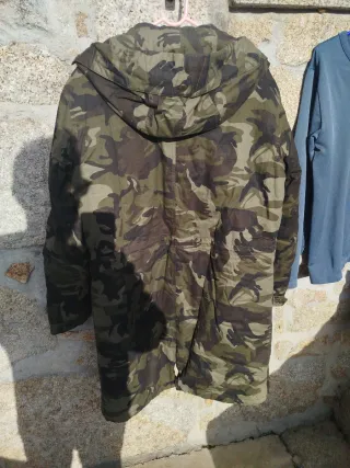 Blusão camuflado com capuz