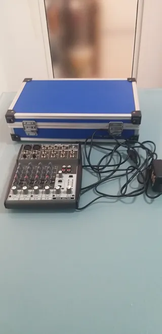 Mesa de mezclas Behringer con su maletin flicasse