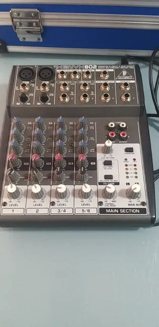 Mesa de mezclas Behringer con su maletin flicasse