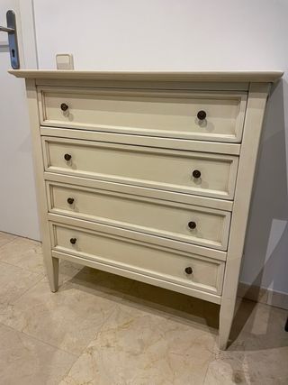 Cómoda de madera beige