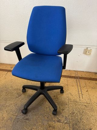 Sedia da ufficio blu con ruote