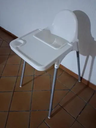 Trona de bebé blanca