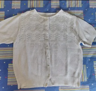 Cardigan bianco in filo con scollo rotondo
