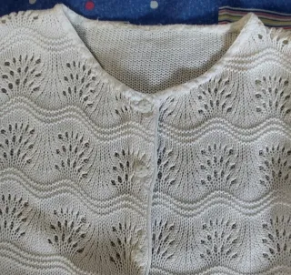 Cardigan bianco in filo con scollo rotondo