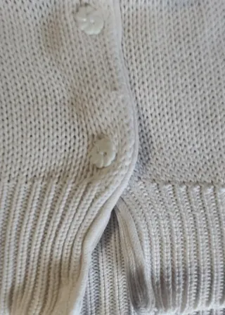 Cardigan bianco in filo con scollo rotondo