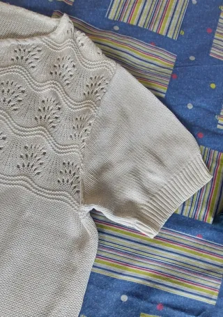 Cardigan bianco in filo con scollo rotondo