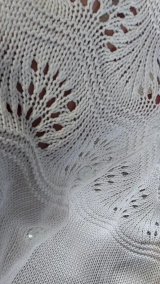 Cardigan bianco in filo con scollo rotondo