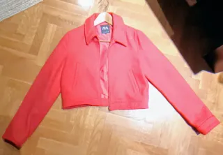Chaqueta mujer Zara Roja Corta.