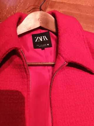 Chaqueta mujer Zara Roja Corta.