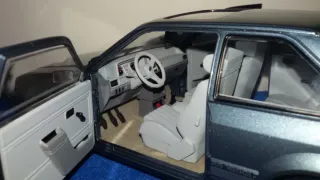 Maqueta Ford Escort SunStar 1:18