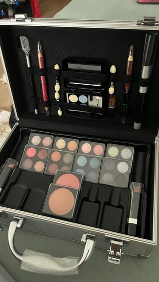 Maletín de maquillaje plateado