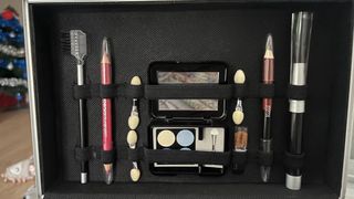 Maletín de maquillaje plateado
