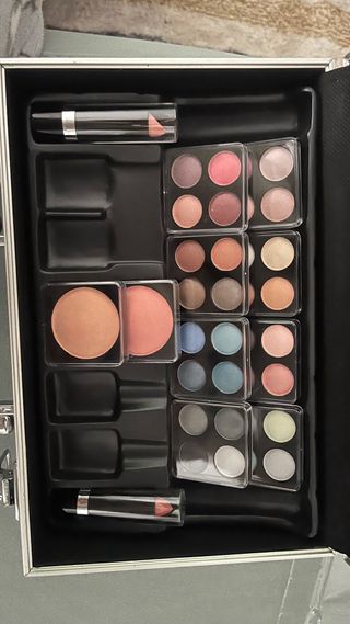 Maletín de maquillaje plateado
