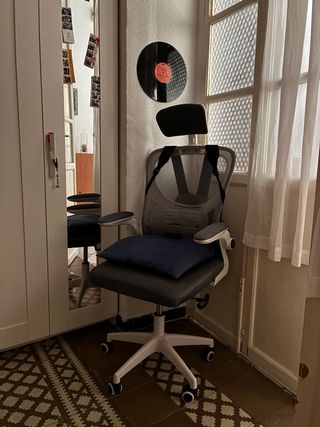 Silla de escritorio ergonómica gris y blanca