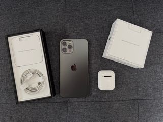 iPhone 12 Pro Max + AirPods 1era gene + fundas