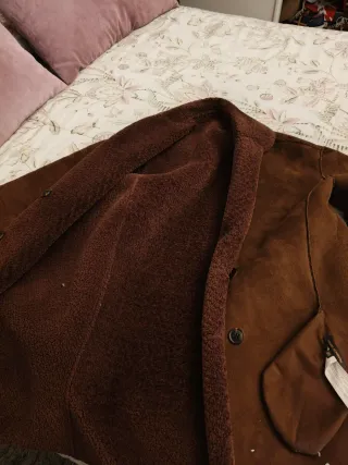 Abrigo marrón forrado.Interior de borreguito.