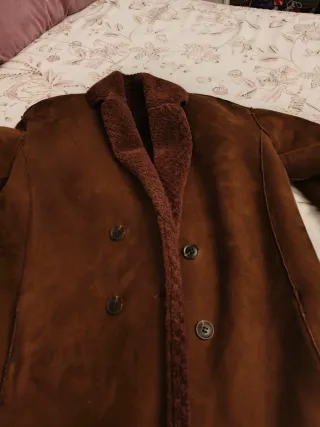 Abrigo marrón forrado.Interior de borreguito.